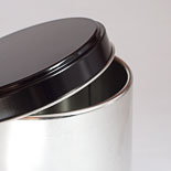 Las tapas metálicas exteriores se ajustan sobre el exterior del envase